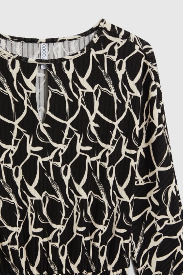 Wzorzysta sukienka czarna