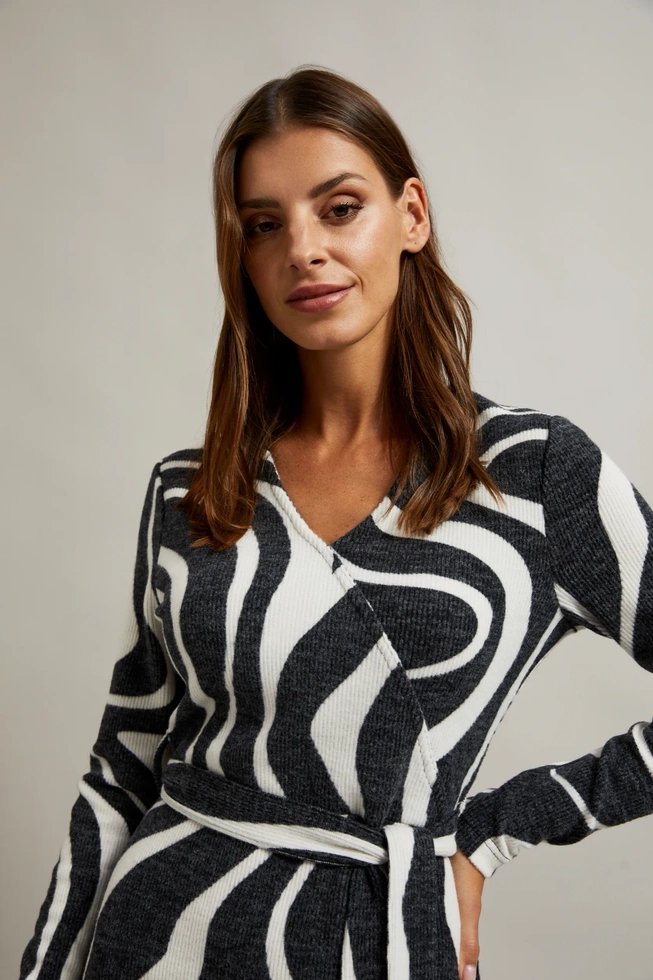 Dzianinowa sukienka z paskiem szara