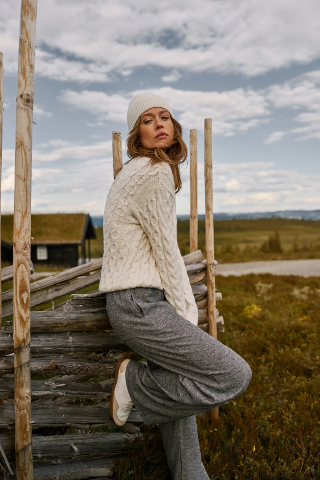 Sweter z ozdobnym splotem beżowy