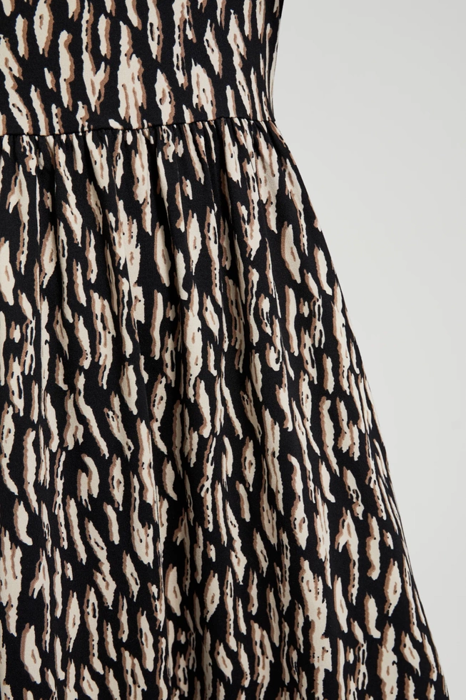 Sukienka z bufiastymi rękawami brązowa