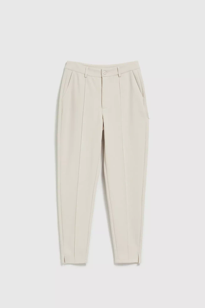 Elegnackie spodnie z nogawkami w kant i kieszeniami beżowe