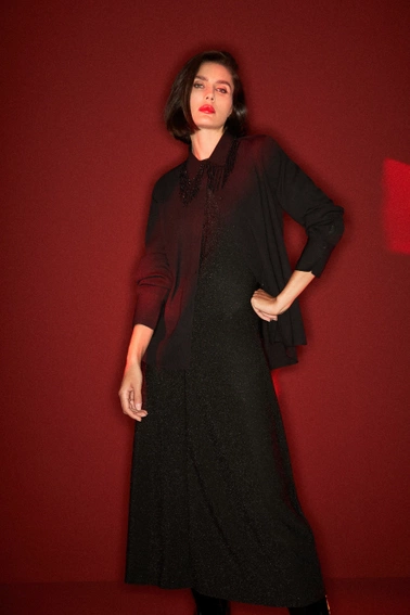 Koszula z ręcznie doszywanymi koralikami czarna