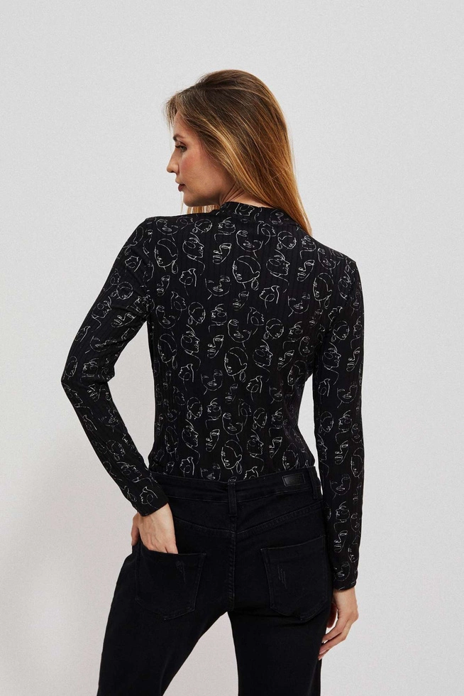 Bluzka z printem w kształcie twarzy i półgolfem czarna