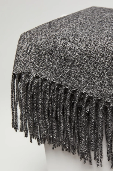 Gładki szary szalik z frędzlami