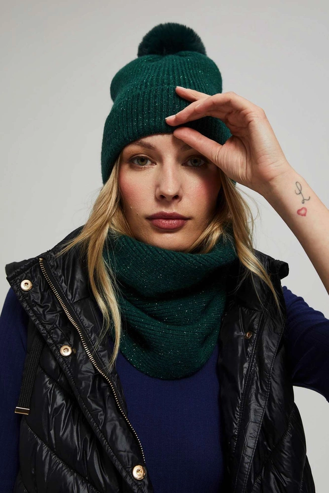 Czapka z pomponem i metaliczną nitką szmaragdowa