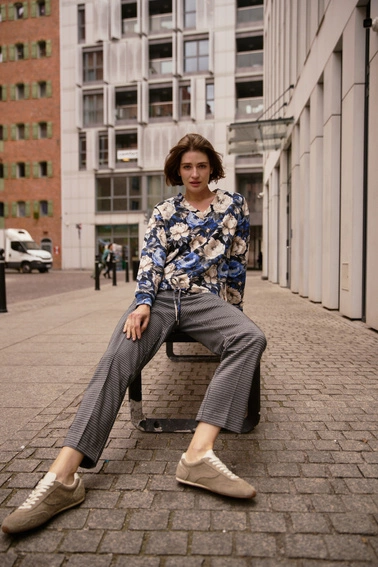 Bluza w kwiaty z dekoltem w serek czarna