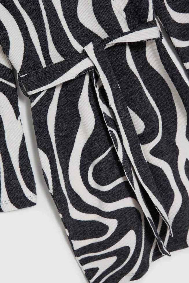 Dzianinowa sukienka z paskiem szara