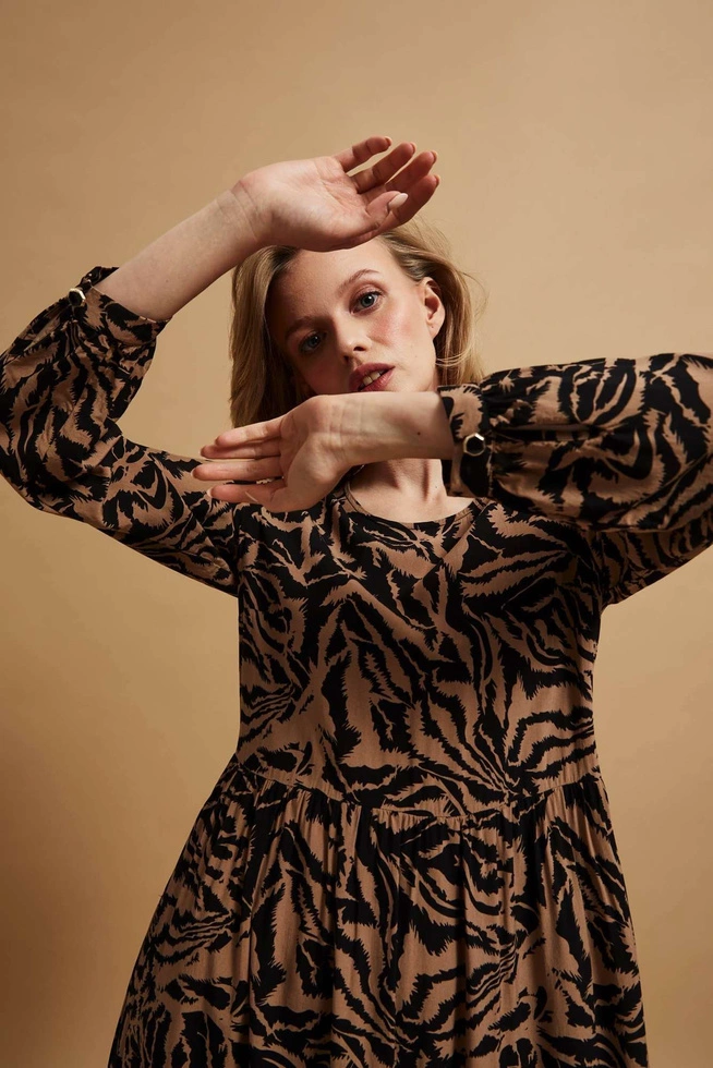 Wzorzysta sukienka midi