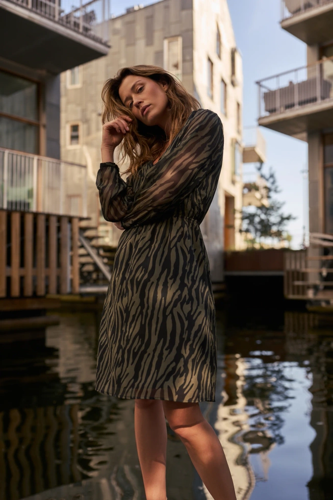 Sukienka w zwierzęcy wzór oliwkowa