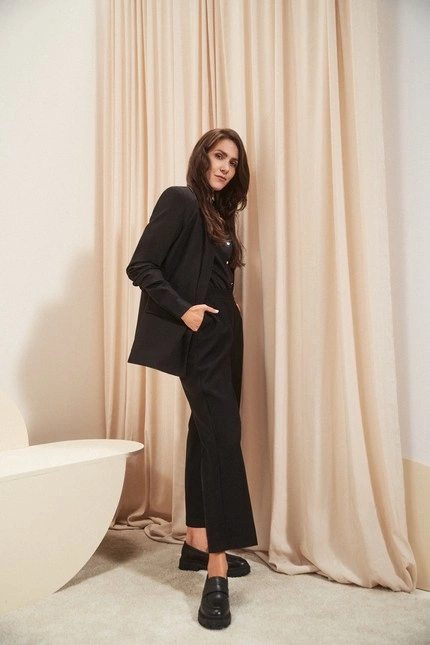 Gładkie spodnie z szerokimi nogawkami