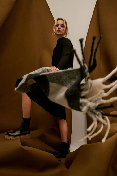 Szal w dużą kratę z frędzlami czarny