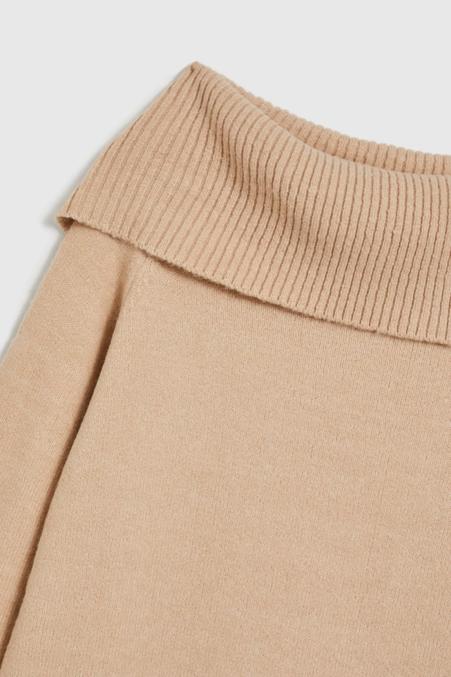 Sweter z odwijanym dekoltem beżowy