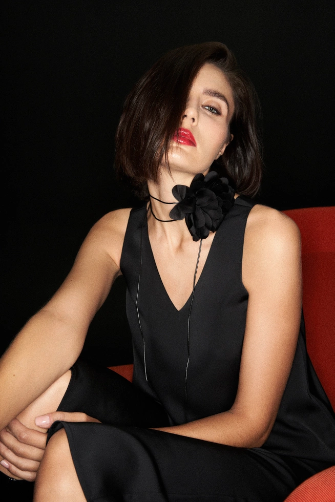 Wiązany choker z materiałowym kwiatem czarny