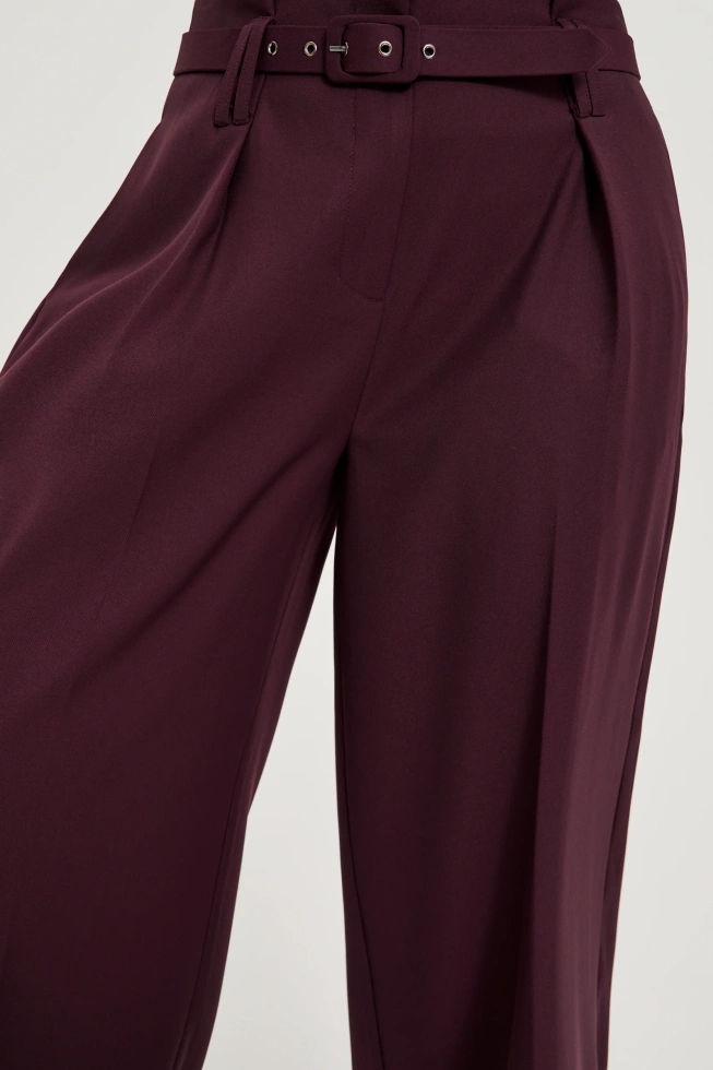 Spodnie w kant z paskiem burgundowe