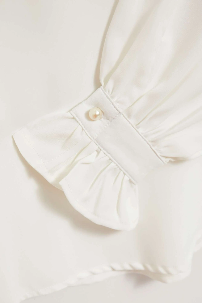 Koszula z ozdobnym kołnierzykiem perłowa