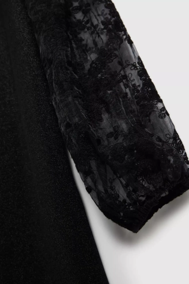 Sukienka z ażurowymi rękawami