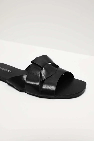 Klapki na płaskiej podeszwie