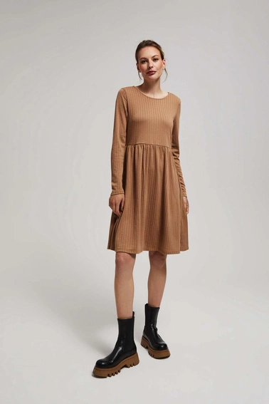 Sukienka z długimi rękawami i rozkloszowanym dołem ciemnobeżowa