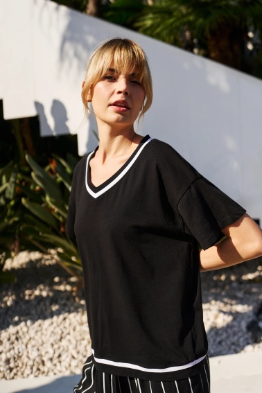 Bawełniana bluzka z dekoltem w serek czarna