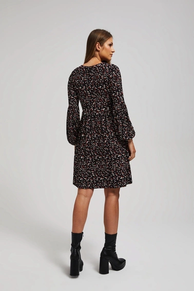 Sukienka z bufiastymi rękawami i rozkloszowanym dołem czarna