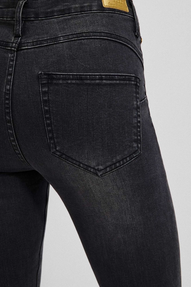 Spodnie rurki z przetarciami