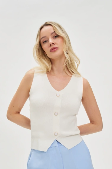 Dopasowany top z ozdobnymi guzikami beżowy