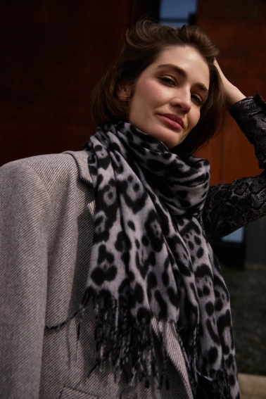 Szal w panterkę szary