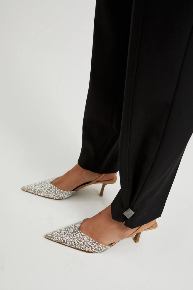 Gładkie spodnie z nogawkami w kant czarne