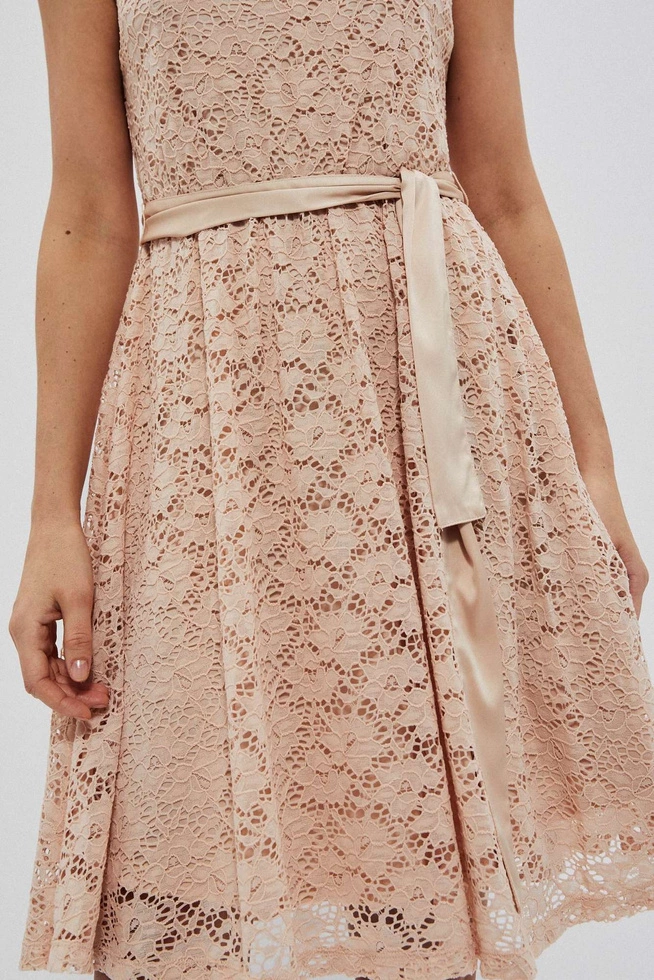 Koronkowa sukienka z wiązaniem