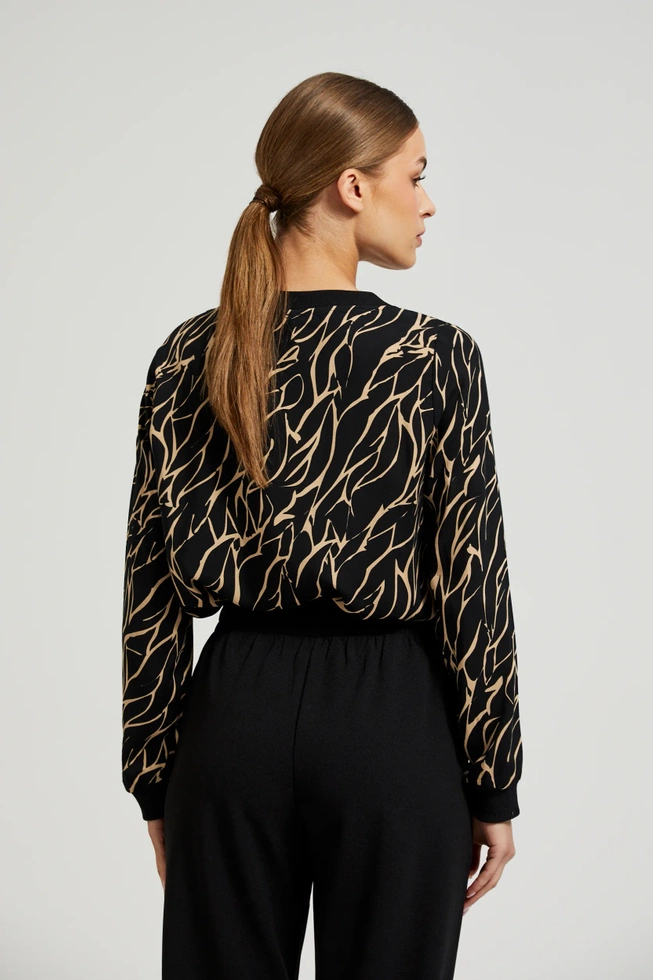 Wiskozowa koszula z dekoltem w serek czarna