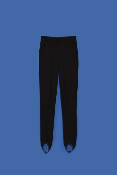 Gładkie spodnie z paskiem na stopie czarne