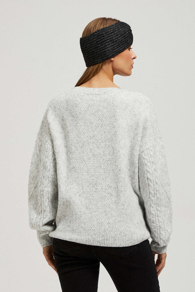 Sweter z dekoltem w serek szary