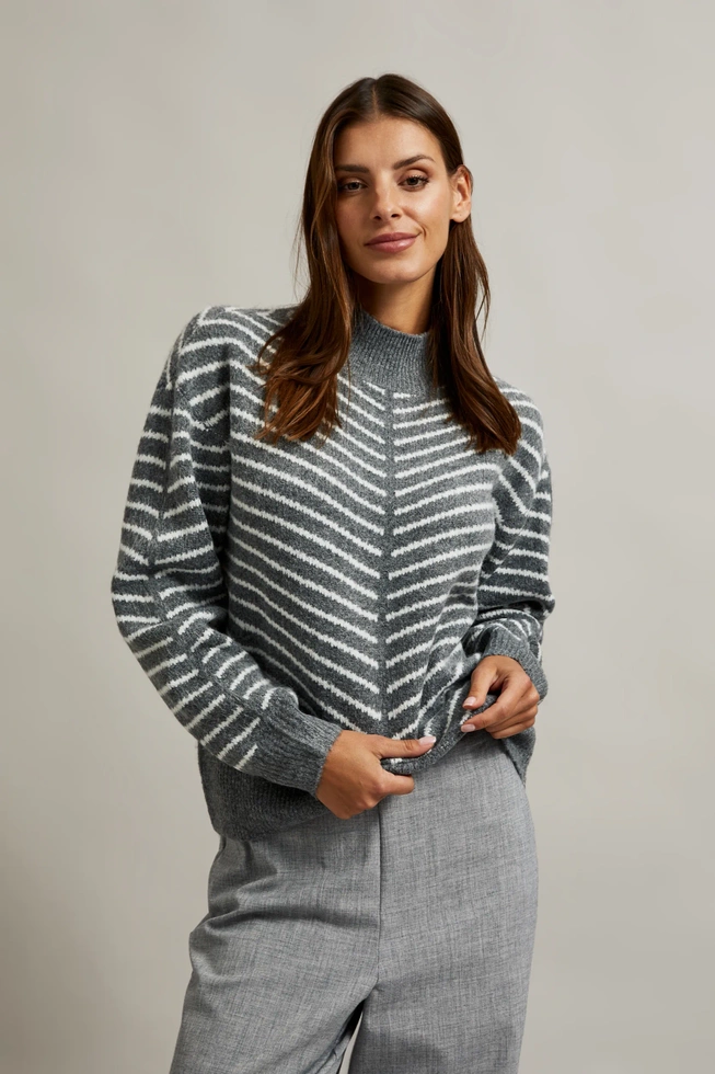 Sweter z półgolfem i paskami szary
