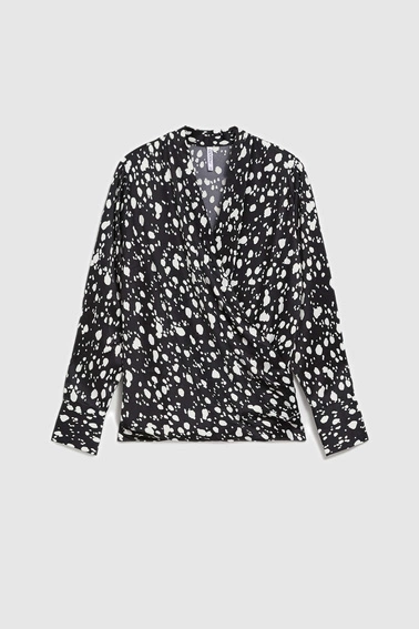 Koszula z kopertowym dekoltem czarna