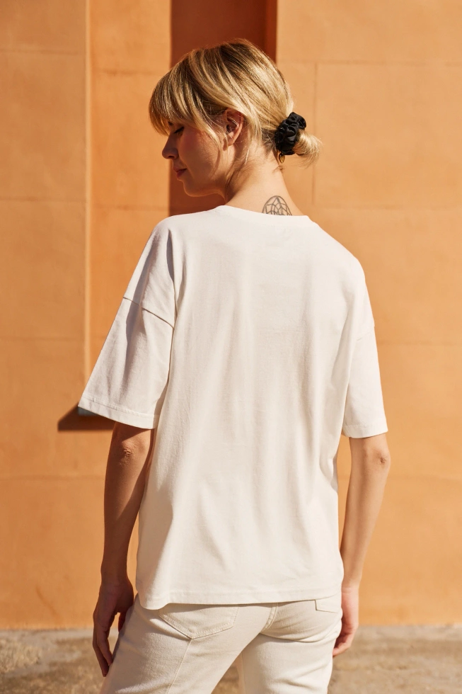 T-shirt z hatfem na kieszonce biały