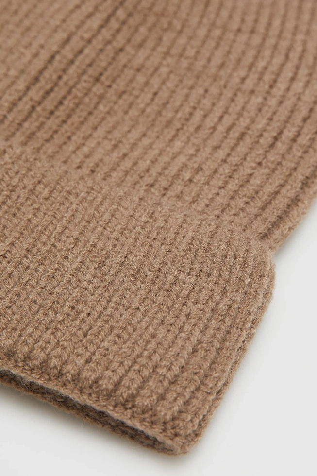 Ciepła czapka z prążkowanego materialu beżowa