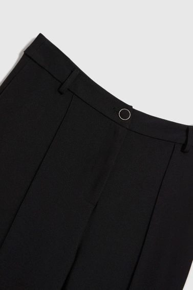 Spodnie z kantem i prostymi nogawkami czarne