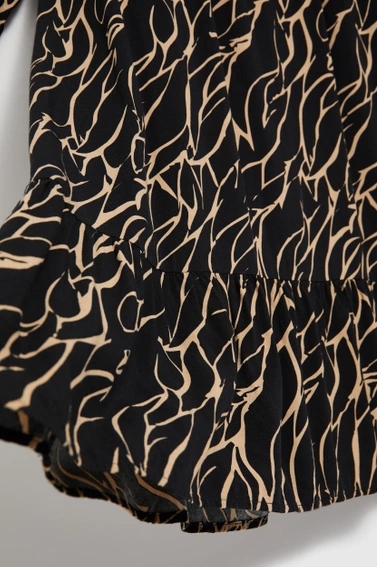 Sukienka z falbaną czarna