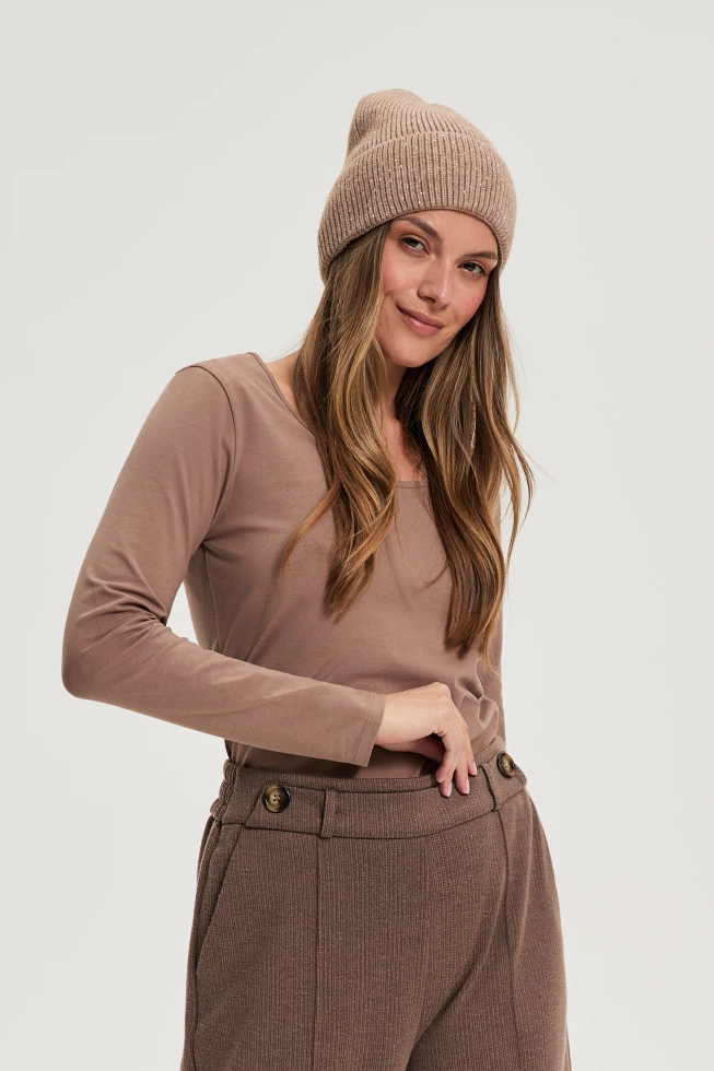 Czapka z dżetami beżowa