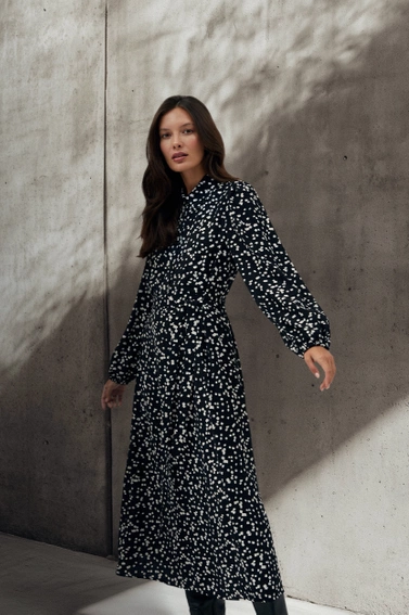 Wzorzysta sukienka midi z długimi rękawami czarna 
