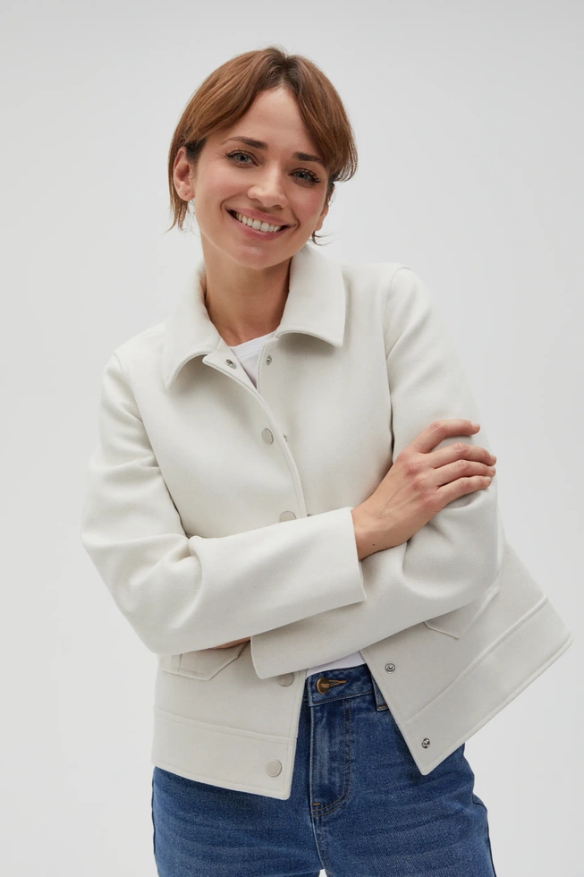 Kurtka z kołnierzem i dużymi kieszeniami beżowa