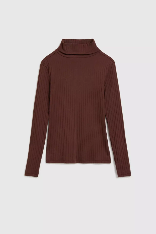 Prążkowana bluzka z golfem kasztanowa
