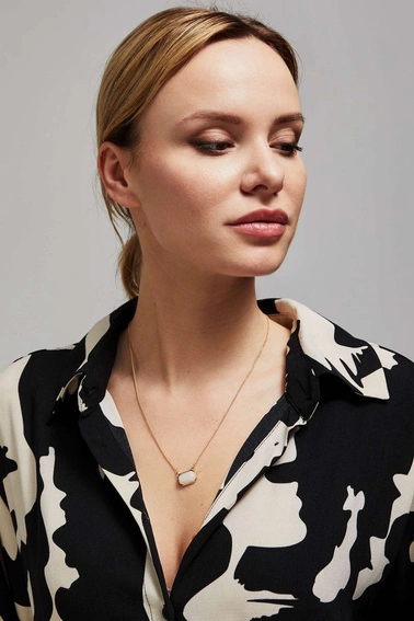 Naszyjnik z zawieszką z kamienia