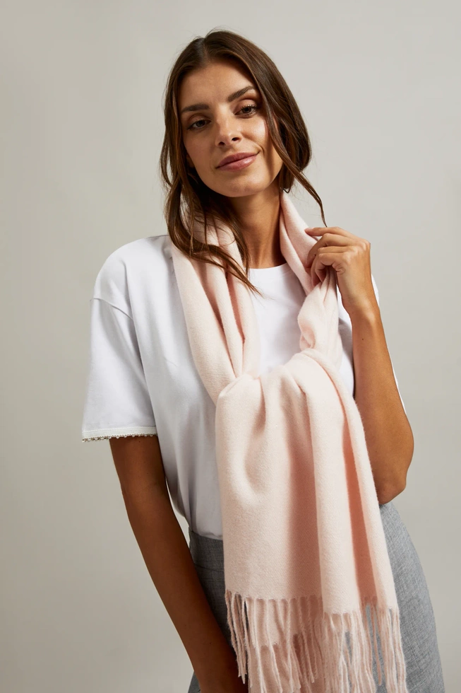 Gładki szalik z frędzlami różowy