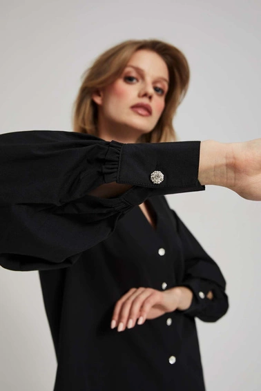 Koszula z ozdobnymi guzikami i bufiastymi rękawami czarna