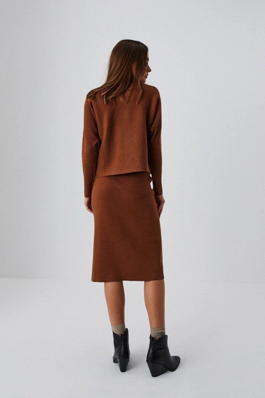 Prążkowana spódnica midi z dzianiny