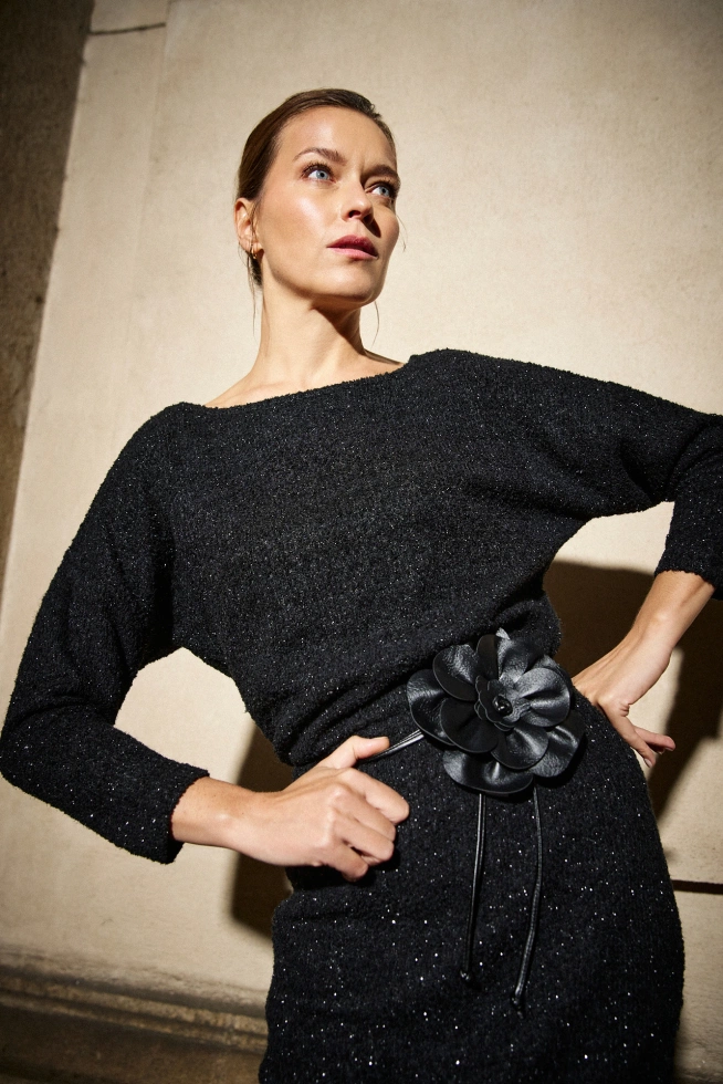 Sukienka ozdobiona błyszczącą nitką czarna