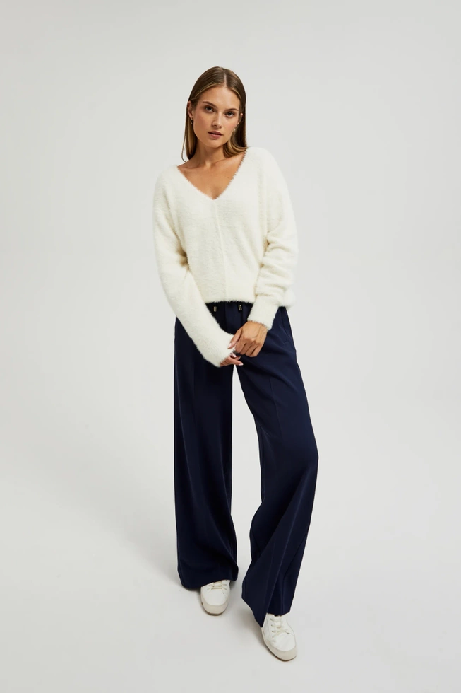 Sweter z dekoltem w serek i długimi rękawami ecru