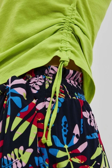 T-shirt z dekoltem w serek neonowy