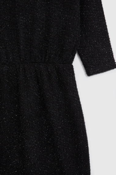 Sukienka ozdobiona błyszczącą nitką czarna